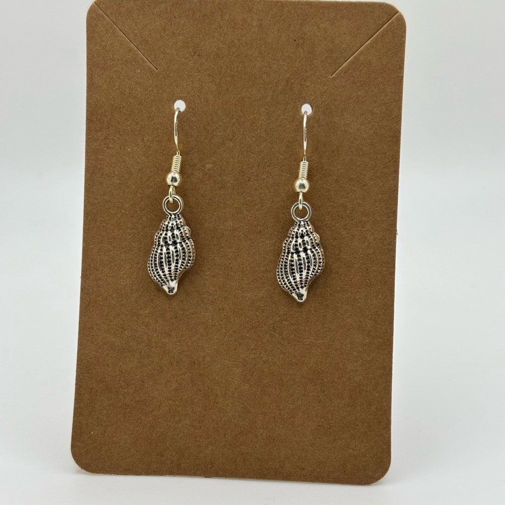 Elegant Silver Shell Earrings - Picture 2 of 3